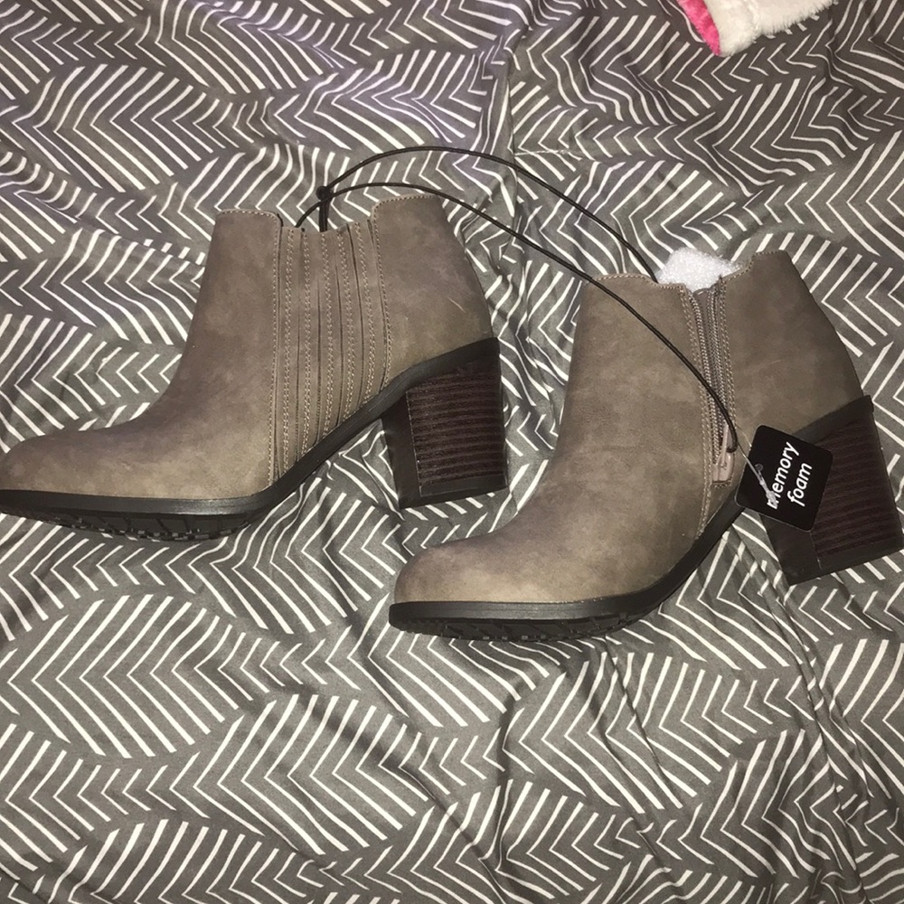 Taupe booties, brand new size 7. - Picture 1 of 4